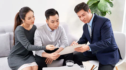 Mô tả công việc chính của một nhân viên sale và cách nâng tầm kỹ năng của một nhân viên sale bán hàng 3 Thấu hiểu sản phẩm, kỹ năng giao tiếp, lắng nghe tốt là một trong những yếu tố quan trọng để trở thành một sale bán hàng giỏi.